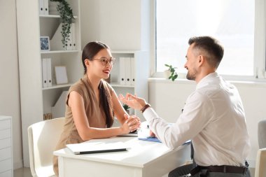 İnsan kaynakları müdürü, erkek başvuru sahibi ile görüşüyor.