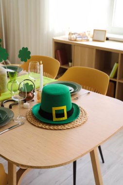 Aziz Patrick Günü kutlamaları için cüce şapkası ve süslemeleriyle servis edilen şenlik masası.