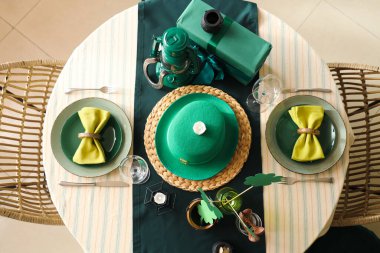 Aziz Patrick Günü kutlamaları için cüce şapkası ve süslemeleriyle servis edilen şenlik masası.