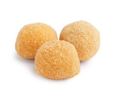 Beyaz arka planda kızarmış mozarella topları.