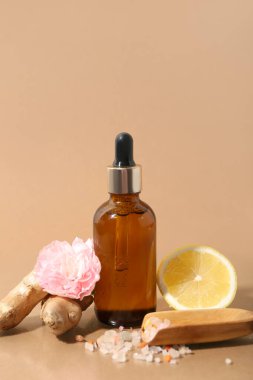 Renkli arka planda gerekli yağ ve doğal malzemelerle kompozisyon