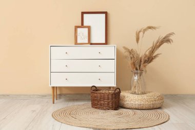 Oturma odasının içinde otlar ve klozette boş çerçeveler var.