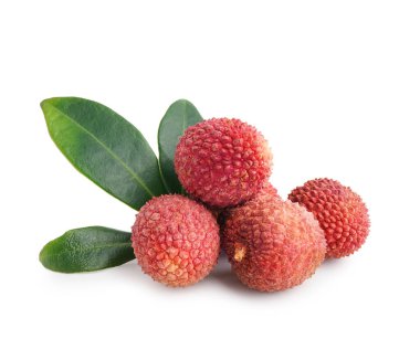 Lezzetli litchi meyvesi ve beyaz arka planda yeşil yapraklar.