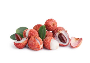 Lezzetli litchi meyvesi ve beyaz arka planda yeşil yapraklar.