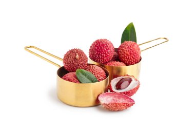 Beyaz arka planda lezzetli litchi meyveli kaseler