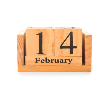 Beyaz arka planda 14 Şubat tarihli ahşap küp takvimi. Sevgililer Günü