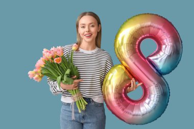 İşitme cihazı olan genç bir kadın mavi arka planda 8 şeklinde lale ve balon tutuyor. Uluslararası Kadınlar Günü