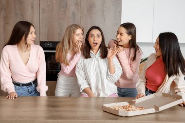 Mutfaktaki Pizzalı Genç Kadınlar