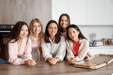 Mutfaktaki Pizzalı Genç Kadınlar