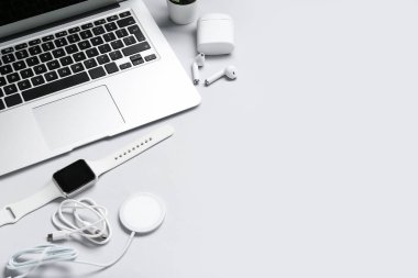 Gri arka planda farklı aygıtlara sahip kompozisyon