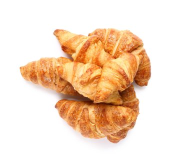 Beyaz arka planda bir sürü lezzetli kruvasan