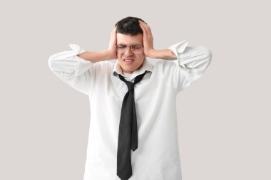 Hafif arka planda yorgun genç iş adamı