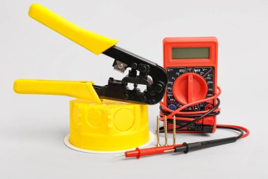 Işık arkaplan üzerinde çoklu metre, kablo sökücü ve montaj kutusu