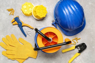 Beyaz grunge arkaplan üzerinde elektrikli ekipman seti