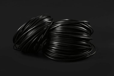 Siyah arkaplanda katlanmış kablolar, yakın plan