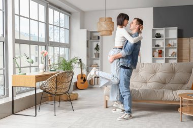 Evde sarılma aşık genç Çift