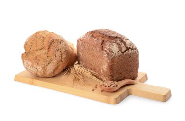 Tahta tahta tahta somunlar taze ekmek, buğday dikenleri ve beyaz arka planda tahıllar