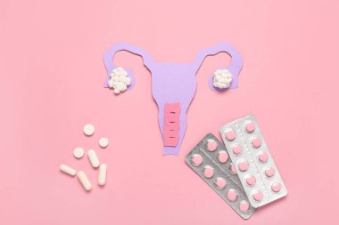 Pembe arka planda hapları olan kağıt rahim.