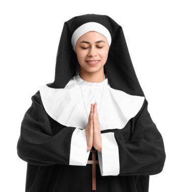 Beyaz arka planda dua eden genç rahibenin portresi