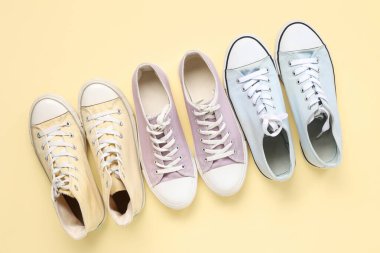 Bej arka planda spor ayakkabılar. Üst görünüm