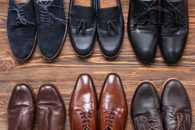 Ahşap arka planda farklı ayakkabılar. Üst görünüm