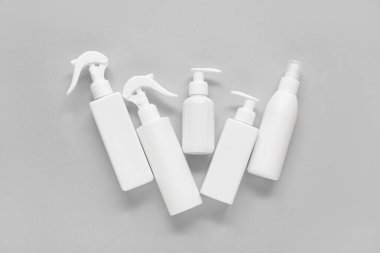 Gri arka planda kozmetik ürünleri içeren kompozisyon