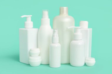 Yeşil arka planda farklı kozmetik ürünleri