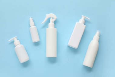 Mavi arka planda farklı kozmetik ürünleri