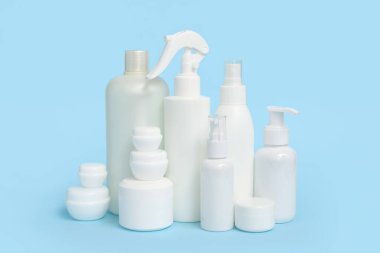 Mavi arka planda farklı kozmetik ürünleri