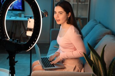 Akşam evde dizüstü bilgisayarı olan bir kız öğrenci.