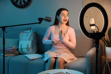 Akşam evde mikrofonlu bir kız öğrenci var.