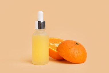 Gerekli yağ şişesi ve arka planda taze portakal