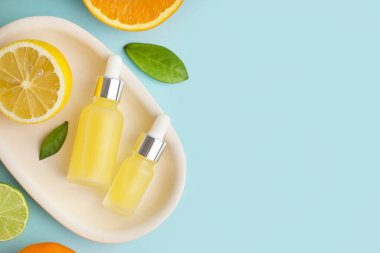 Renkli arka planda gerekli yağ ve turunçgil meyveleriyle dolu bir tabak.