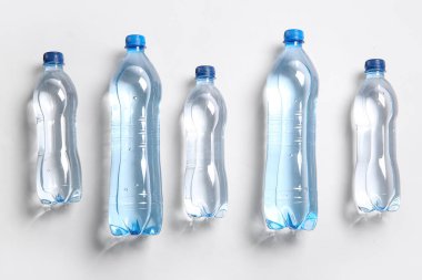 Beyaz zemin üzerinde plastik temiz su şişeleri