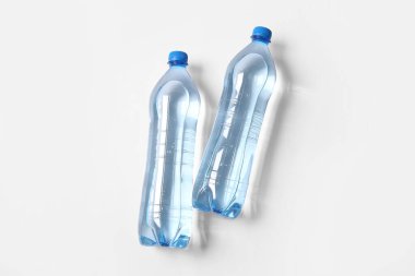 Beyaz zemin üzerinde plastik temiz su şişeleri