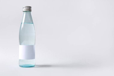 Beyaz arka planda cam temiz su şişesi