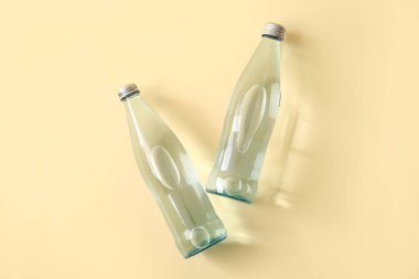 Bej arka planda bir şişe su