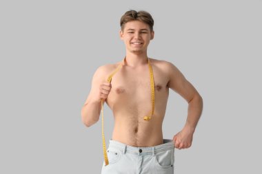 Bol kotlu ve arka planında şerit olan genç bir sporcu. Kilo verme konsepti