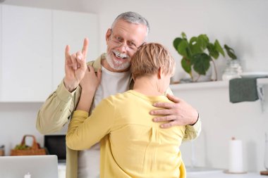 Mutfakta işaret diliyle konuşan sağır ve dilsiz bir adam.