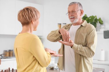 Mutfakta işaret diliyle konuşan sağır ve dilsiz bir adam.