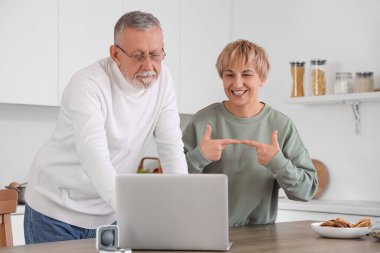 Mutfakta sohbet eden sağır ve dilsiz bir çift.