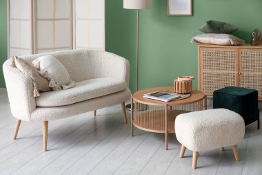 Konforlu kanepesi ve kahve masası olan modern bir oturma odası.