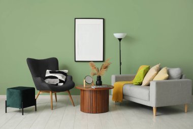 Oturma odasının içinde rahat bir sandalye ve rahat bir kanepe.