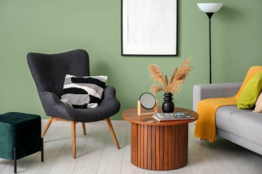 Rahat koltuğu ve kahve masası olan şık bir oturma odası.