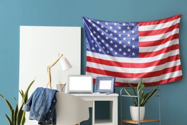 Modern işyeri, dizüstü bilgisayar ve Amerikan bayrağına sahip şık bir ofis.