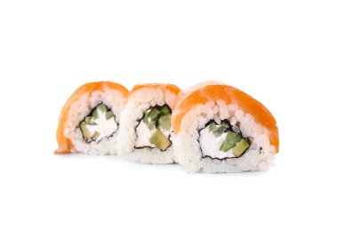 Beyaz arka plan üzerinde lezzetli suşi rulo