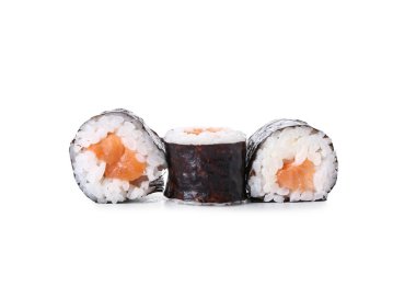 Beyaz arka plan üzerinde lezzetli suşi rulo
