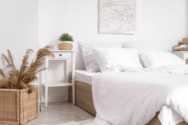 Işıl ışıl bir yatak odası.