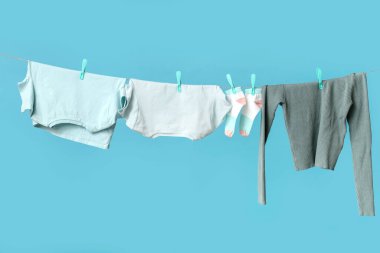 İpe asılmış farklı giysiler