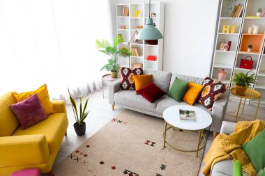 Rafları, koltukları ve koltukları olan şık bir oturma odası.